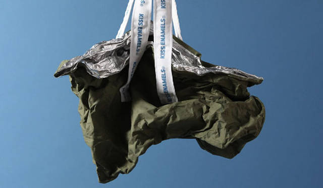 <strong>enamel.｜エナメル</strong>　表面はコットンキャンバス。1万5750円（LLサイズ）