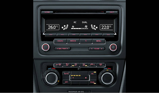 <strong>Volkswagen Golf Variant│フォルクスワーゲン ゴルフ ヴァリアント</strong>　2ゾーンフルオートエアコンディショナー