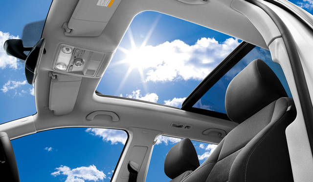 <strong>Volkswagen Golf Variant│フォルクスワーゲン ゴルフ ヴァリアント</strong>　電動パノラマスライディングルーフはオプション。