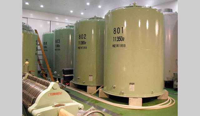 <strong>和醸和楽｜高木酒造</strong>　ろ過調合室 密閉タンク