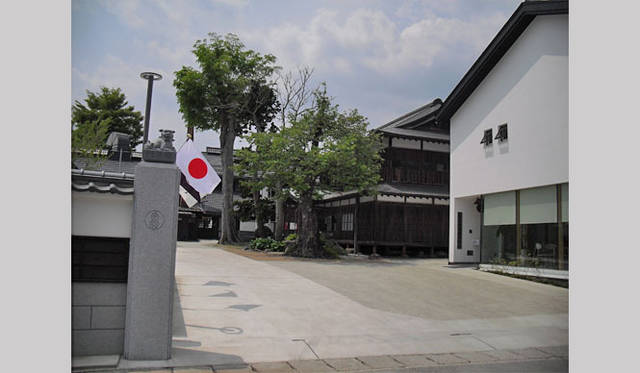 <strong>和醸和楽｜高木酒造</strong>　獅子門からの風景