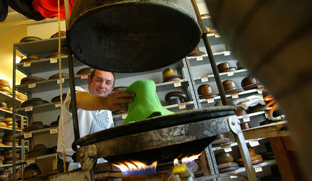 <strong>GLOBE SPECS｜グローブスペックス</strong>　「ミュールバウアー」トランクショー　帽子を作製しているアトリエと代々受け継いできた木型。