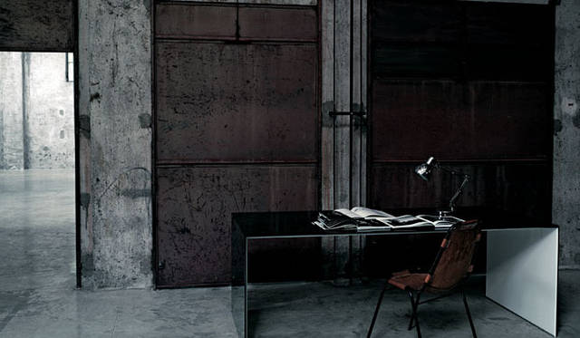 <strong>interiors｜インテリアズ</strong>　「GLAS ITALIA NEW COLLECTIONS」 SiO2 Bridge（ブリッジ）　デスクシリーズ24万7800円～（参考価格）