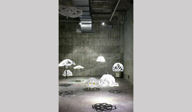 <strong>ヨコハマトリエンナーレ2011</strong>　シガリット・ランダウ 「刺のある塩のランプ」