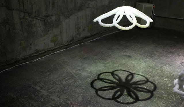 <strong>ヨコハマトリエンナーレ2011</strong>　シガリット・ランダウ 「刺のある塩のランプ」