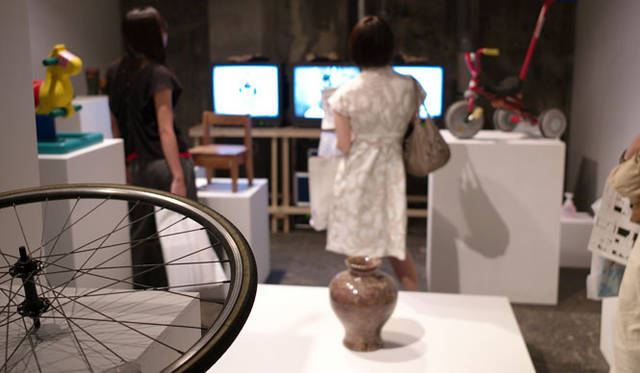 <strong>ヨコハマトリエンナーレ2011</strong>　泉 太郎 「釣りと整体」