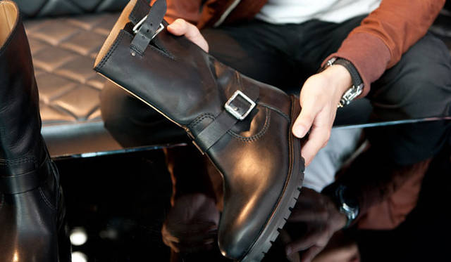 <strong>RESTIR｜リステア</strong>　ブーツ 13万200円（JIMMY CHOO／リステア）