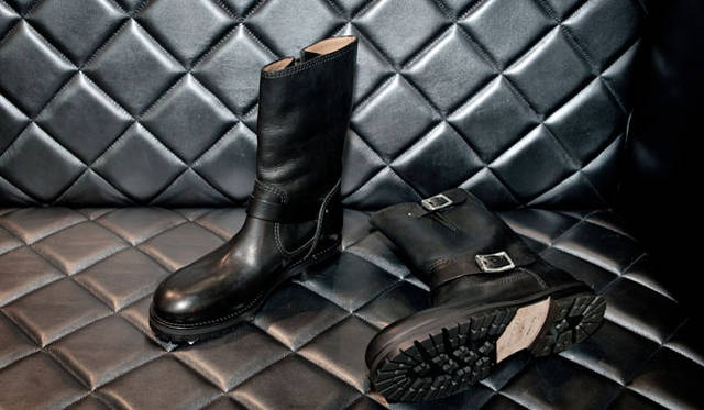 <strong>RESTIR｜リステア</strong>　ブーツ 13万200円（JIMMY CHOO／リステア）