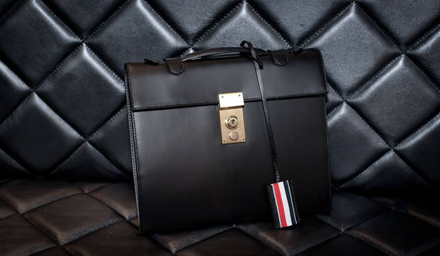 <strong>RESTIR｜リステア</strong>　ケース 11万5500円（THOM BROWNE iPad／リステア）