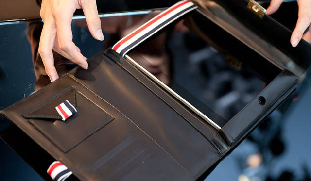 <strong>RESTIR｜リステア</strong>　ケース 11万5500円（THOM BROWNE iPad／リステア）