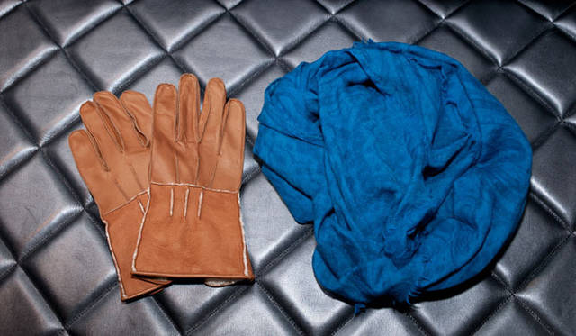 <strong>RESTIR｜リステア</strong>　左／グローブ 3万3600円（MAISON MARTIN MARGIELA／リステア）、右／ストール 3万3600円（DESTIN／リステア）