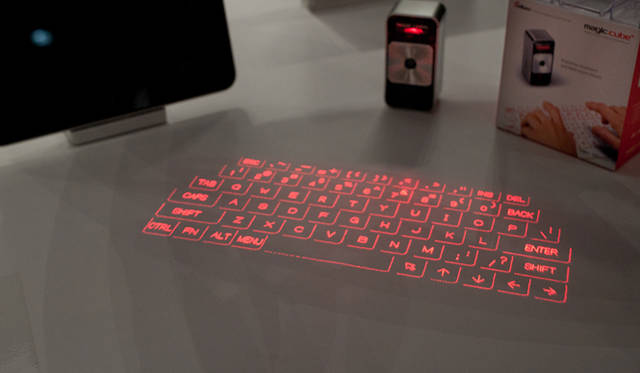 <strong>RESTIR｜リステア</strong>　マジックキューブ 1万9950円（MAGIC CUBE／リステア）　レザー投影式キーボード「RESTIR.COM」で先行予約受付中