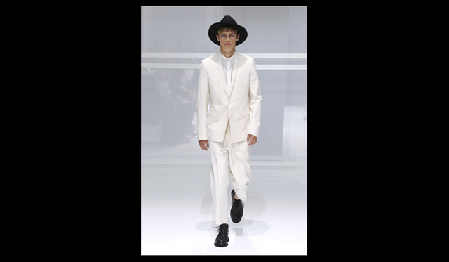 <strong>Dior Homme｜ディオール オム</strong>　今季はテイラーの美学と、コンテンポラリーな世界が邂逅したコレクション。  シルエットはあたらしく再解釈され、ミリタリーボタンからインスパイアされた飾りボタンや、ぜいたくなレザーを用いたデザイン、 最上級のファブリックを使い、微細な仕立ては、クチュール ハウスならではの技術で生み出されたものだ。  ディオール オム特有のエッジの利いたカッティングでストイックな印象を残しつつ、着心地のよさも兼ね備える豊かなシルエットが美しい。<br />  また、テーラードでありながらフォーマルなカッティングとスポーツウェアのあいだのような緻密にコントロールされたボリュームが構築されたコレクション。 