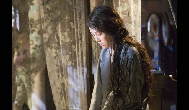 <strong>INTERVIEW｜映画『シャンハイ』の舞台裏　渡辺 謙、菊池凛子インタビュー </strong>　忽然と姿を消したコナーの恋人 スミコ＝菊地凛子　© 2009 TWC Asian Film Fund, LLC. All rights reserved.