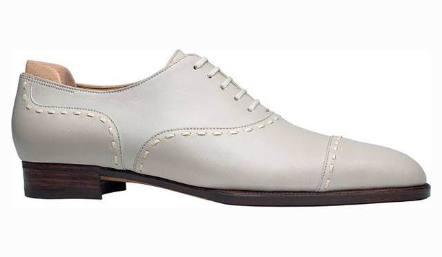 <strong>JOHN LOBB│ジョンロブ</strong>　ビスポーク「キャピタルコレクション」モデル「SEOUL」　（クリーム デューンカーフ、ヴァニラ ヤギ革のヒモステッチ、5ミリレザーソール、ベヴェルドウェスト、2.5センチヒール）