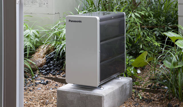 <strong>あたらしい時代づくりに取り組むひとと企業──パナソニック電工編</strong>　たとえば太陽光発電で昼間発電したぶんを、蓄電池に貯めておくという手段も。