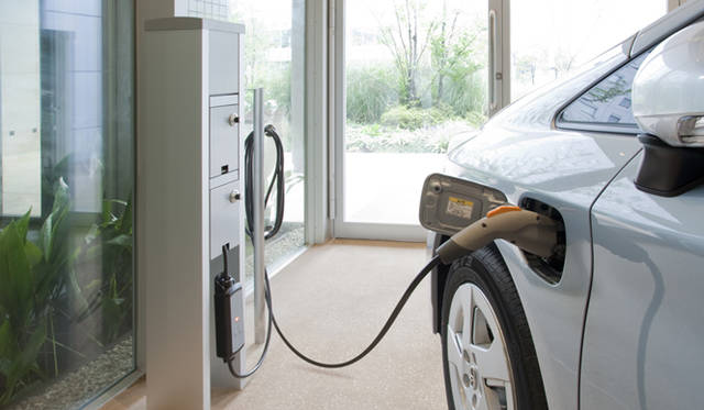 <strong>あたらしい時代づくりに取り組むひとと企業──パナソニック電工編</strong>　「エコアイディアハウス」では、電気自動車への電力供給も可能。