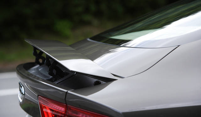 <strong>Audi A7 Sportback｜アウディ A7 スポーツバック</strong>　リアゲートに収納されているリアスポイラーは、高速巡航時に自動的にせりあがり、走行の安定性を高めてくれる。