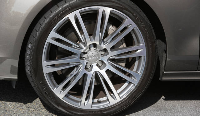 <strong>Audi A7 Sportback｜アウディ A7 スポーツバック</strong>　このとき履いていたのは、オプションの10パラレルスポークアルミホイール。