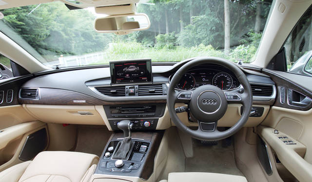 <strong>Audi A7 Sportback｜アウディ A7 スポーツバック</strong>　上質な室内空間は、熟練のクラフツマンチームによって生み出される。