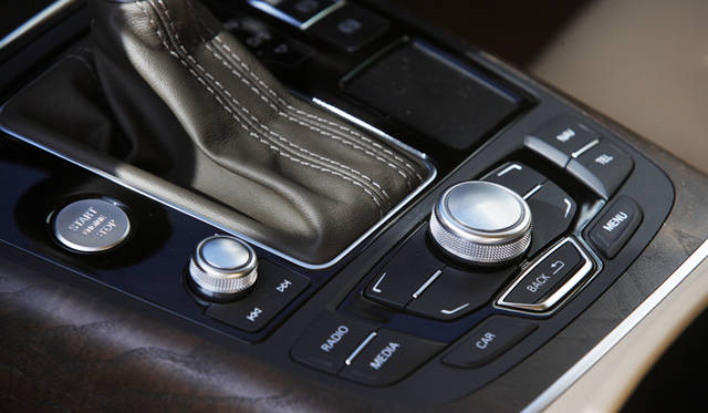 <strong>Audi A7 Sportback｜アウディ A7 スポーツバック</strong>　テレビ、DVD再生、ハンズフリーフォン、音楽など、ドライビング中であっても簡単に操作できるMMI（マルチメディアインターフェース）。