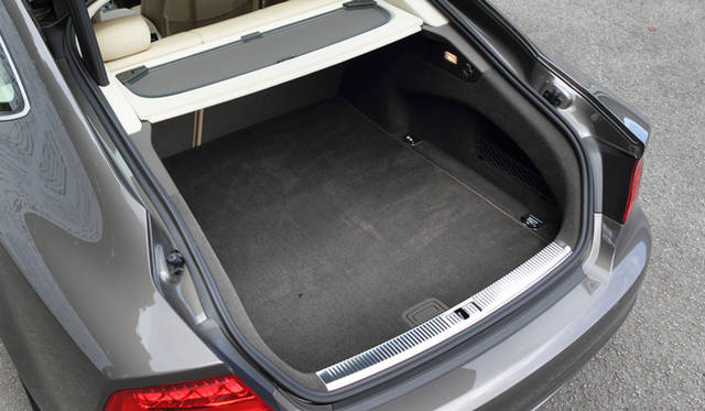 <strong>Audi A7 Sportback｜アウディ A7 スポーツバック</strong>　通常の535リットルからリアシートを倒すことで、最大1,390リットルまで拡大できるラゲッジルーム。