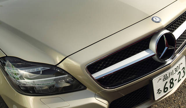<strong>Mercedes-Benz CLS 350 BlueEFFICIENCY｜ メルセデス・ベンツ CLS 350 ブルーエフィシエンシー</strong>　走行状況や天候におうじて5つの機能を自動で選択してくれるLEDインテリジェントライトシステムを搭載したヘッドライト。