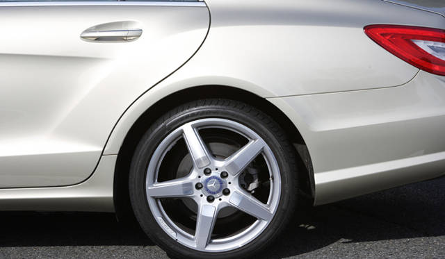 <strong>Mercedes-Benz CLS 350 BlueEFFICIENCY｜ メルセデス・ベンツ CLS 350 ブルーエフィシエンシー</strong>　AMGスポーツパッケージにふくまれる19インチ AMG 5スポークアルミホイールを装備。