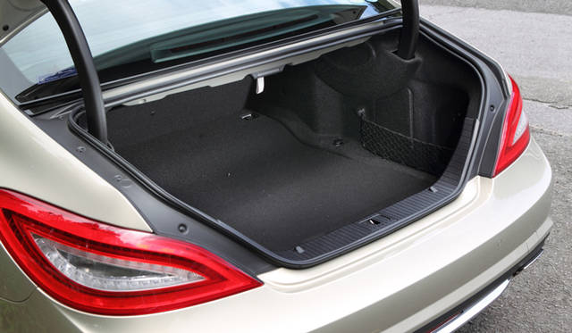 <strong>Mercedes-Benz CLS 350 BlueEFFICIENCY｜ メルセデス・ベンツ CLS 350 ブルーエフィシエンシー</strong>　ラゲッジスペースは520リットル。