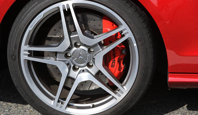 <strong>Mercedes-Benz CLS 63 AMG｜メルセデス・ベンツ CLS 63 AMG</strong>　試乗車は、出力、トルクを向上させ、19インチAMG5ツインスポークアルミホイールや、強化されたパフォーマンスサスペンション、カーボンパーツ、レッドキャリパーなどをくわえることができるAMG パフォーマンスパッケージを備えていた。