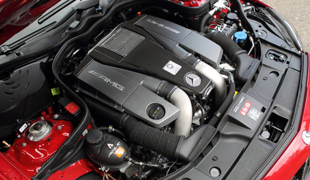 <strong>Mercedes-Benz CLS 63 AMG｜メルセデス・ベンツ CLS 63 AMG</strong>　5.5リッターV型8気筒ブルーダイレクトツインターボエンジンを搭載。525psの最高出力、700Nmの最大トルクを誇りながら、燃費は9.9ℓ/100km、CO2排出量は232g/kmを実現した。