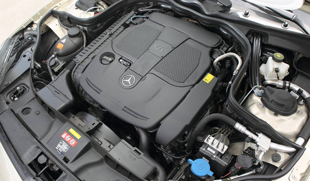 <strong>Mercedes-Benz CLS 350 BlueEFFICIENCY｜ メルセデス・ベンツ CLS 350 ブルーエフィシエンシー</strong>　3.5リッターV型6気筒ブルーダイレクトエンジン。直噴技術、吸排気系統を改善したことで、従来よりも34psの出力、20Nmの最大トルクアップにもかかわらず、燃費6.8ℓ/100km、CO2排出量159g/kmを記録。