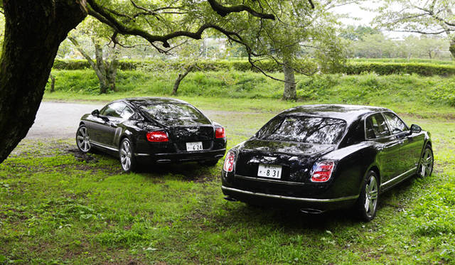 <strong>サルーン、クーペ 2台を用いたテストドライブを敢行！</strong>　写真右/ベントレー ミュルザンヌ、写真左/ベントレー コンチネンタル GT