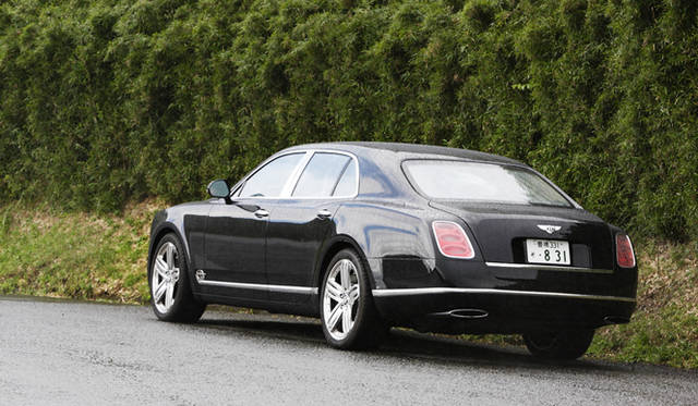 <strong>BENTLEY MULSANNE｜ベントレー ミュルザンヌ</strong>　最新のベントレーは、蹄鉄をモチーフにデザインされている。