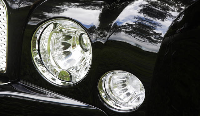 <strong>BENTLEY MULSANNE｜ベントレー ミュルザンヌ</strong>　丸型4灯のヘッドランプは、小さなLEDを環状に埋め込まれたインナーランプが、強烈な個性を醸しだしている。