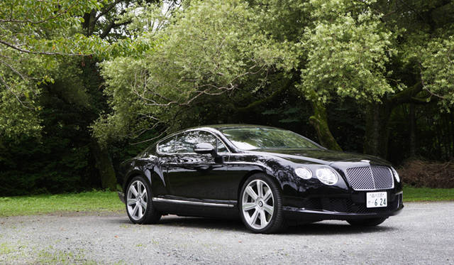 <strong>BENTLEY CONTINENTAL GT｜ベントレー コンチネンタル GT</strong>　2003年の市場導入以来、新生ベントレーのアイコン的存在として、超高級クーペとしては異例の大ヒット作となったラグジュアリークーペ。2010年にフルモデルチェンジを果たし、2011年2月に新型が日本上陸を果たした。