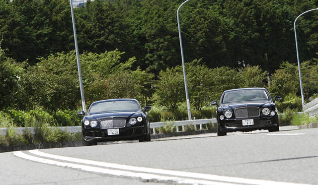 <strong>サルーン、クーペ 2台を用いたテストドライブを敢行！</strong>　写真右/ベントレー ミュルザンヌ、写真左/ベントレー コンチネンタル GT