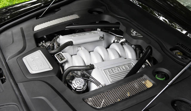 <strong>BENTLEY MULSANNE｜ベントレー ミュルザンヌ</strong>　6.75リッターV型8気筒DOHCを搭載。ターボチャージャーで過給され、最高出力377kW（512ps）/4,200rpm、最大トルク1,020Nm/1,750rpmを発生する。