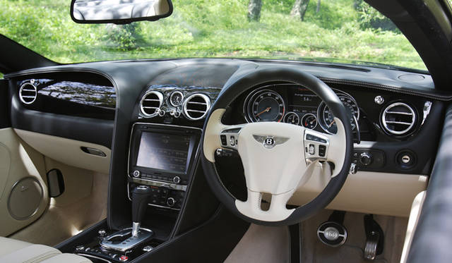 <strong>BENTLEY CONTINENTAL GT｜ベントレー コンチネンタル GT</strong>　ベントレーのマスコットをイメージした羽ばたくような形状のダッシュボードに、8インチのタッチスクリーンを採用したサテライトナビゲーションを備える。