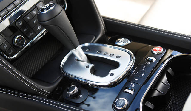 <strong>BENTLEY CONTINENTAL GT｜ベントレー コンチネンタル GT</strong>　トランスミッションは、ZF製の6HP28という6段AT。200ミリ秒というすばやい変速スピードと、ダブルダウンシフトが可能である。 