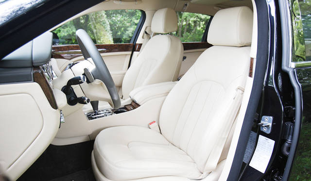 <strong>BENTLEY MULSANNE｜ベントレー ミュルザンヌ</strong>　ウッド、クローム、レザーをみごとに調和させたインテリアはまさにクラフツマンの技といった趣。シートのレザーは、クラシックベントレーのような伝統的ななめし製法によって、質感とつかいこまれたような風合いを出すことにこだわったという。