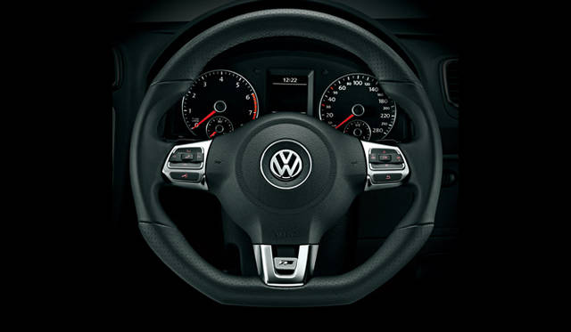 <strong>Volkswagen Scirocco R-line｜フォルクスワーゲン シロッコ Rライン</strong>　パドルシフトつきレザー3本スポークマルチファンクションステアリングホイール