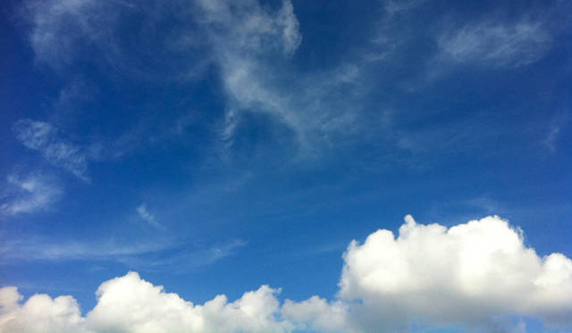 <strong>生方ななえ｜夏空のころ</strong>　夏の空。
