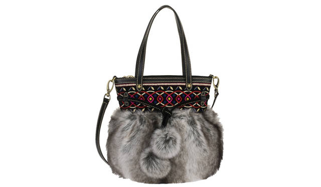 <strong>LEONTINE HAGOORT｜レオンティン・ハゴット</strong>　ファーのバッグ　1万8800円（レオンティン・ハゴット／SUIFUSHAオンラインストア）