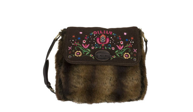 <strong>Oilily｜オイリリー</strong> ブラウンのファーのメッセンジャーバッグ　2万9800円（オイリリー／SUIFUSHAオンラインストア）