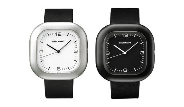<strong>SII｜セイコーインスツル</strong>　 ISSEY MIYAKEウォッチ 深澤直人デザインの新シリーズ「GO」　左／モデル「SILAX003」SS（スジ目）ケース／牛革バンド（黒）、右／モデル「SILAX004」SS（スジ目）ケース＋ブラックIP／牛革バンド（黒）