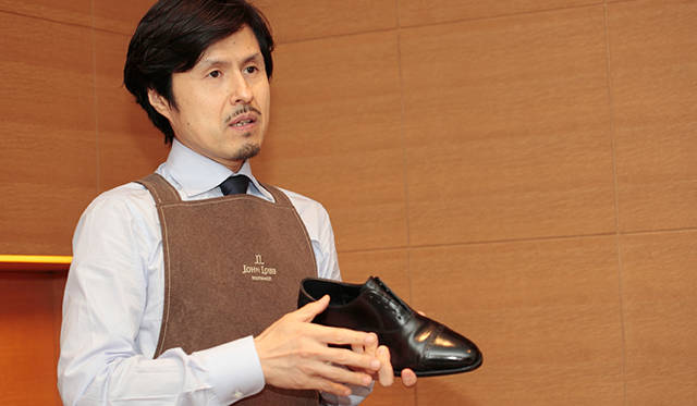 <strong>JOHN LOBB｜ジョンロブ</strong>　今回シューケアを指南いただいた『ジョンロブ 丸の内店』店長の国本憲俊氏。