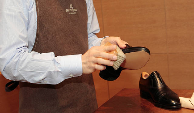 <strong>JOHN LOBB｜ジョンロブ</strong>　毎日のケア：基本的には表面についたホコリをブラシでとり、最後にカラ拭きをしてあげましょう。とくにコツというほどのものはありませんが、軽いタッチで、まんべんなく。