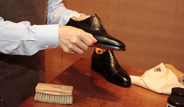<strong>JOHN LOBB｜ジョンロブ</strong>　毎日のケア：デザインにパンチングがほどこしてあるものは穴のなかまで、またコバ部分はホコリがたまりやすいので、意識的に。頭の小さなウェルトブラシを使用することをお薦めします。