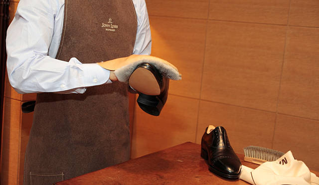 <strong>JOHN LOBB｜ジョンロブ</strong>　毎日のケア：仕上げにシャイニンググローブで全体を磨くようにから拭きしておしまいです。また、靴をしまうさいは必ずシュートゥリーを入れてあげてください。シュートゥリーにはカタチを元にもどす役目と、水分を吸い出してあげるという大事な役割があります。